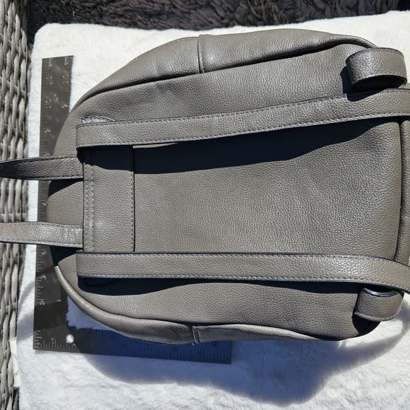 Adorable Otter Kids Backpack - Brown and Yellow - Picture 9 of 11